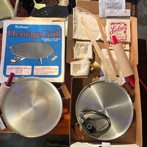 Heritage Grill with Silver Surface and Red Handles